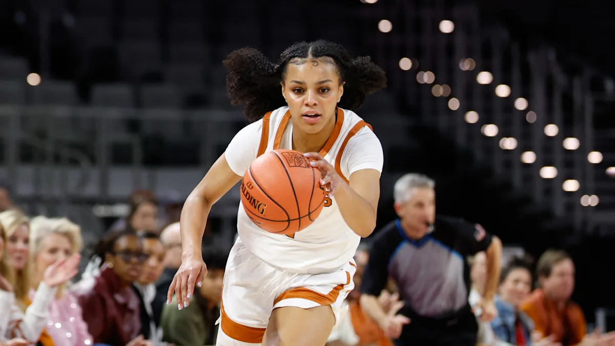 Lee scores 17, makes clutch play to help No. 2 Texas survive No. 15 Mississippi 67-64 Lee scores 17, makes clutch play to help No. 2 Texas survive No. 15 Mississippi 67-64