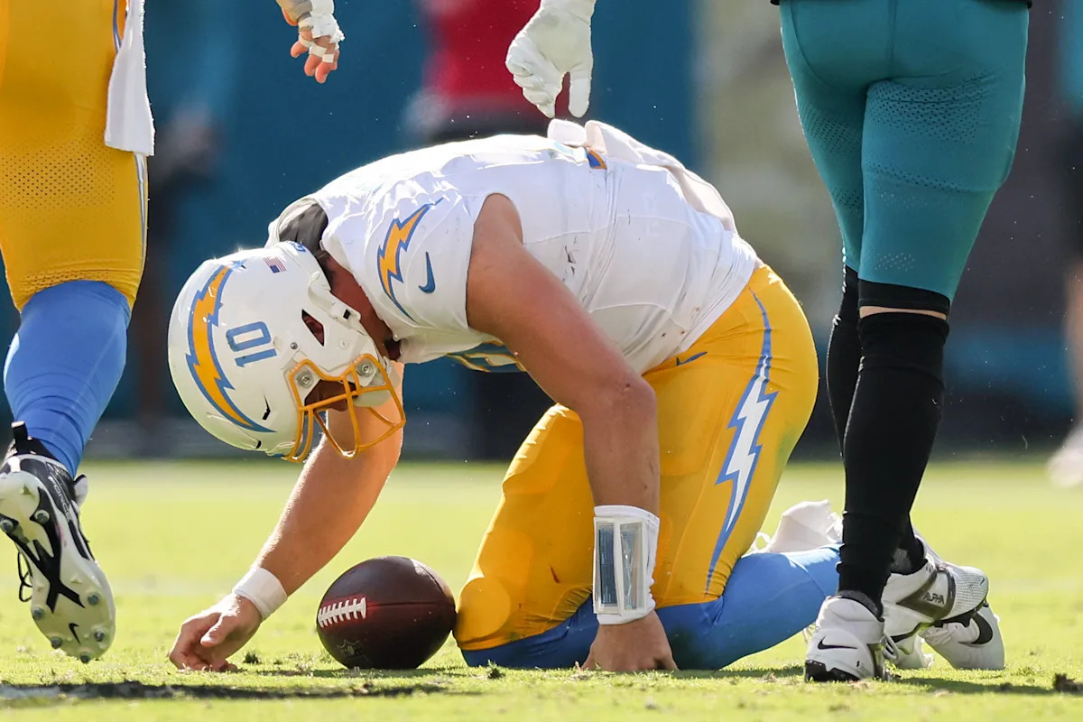 Chargers QB Justin Herbert taken out in fourth quarter vs. Jags after coming back from earlier harm scare Chargers QB Justin Herbert taken out in fourth quarter vs. Jags after coming back from earlier harm scare