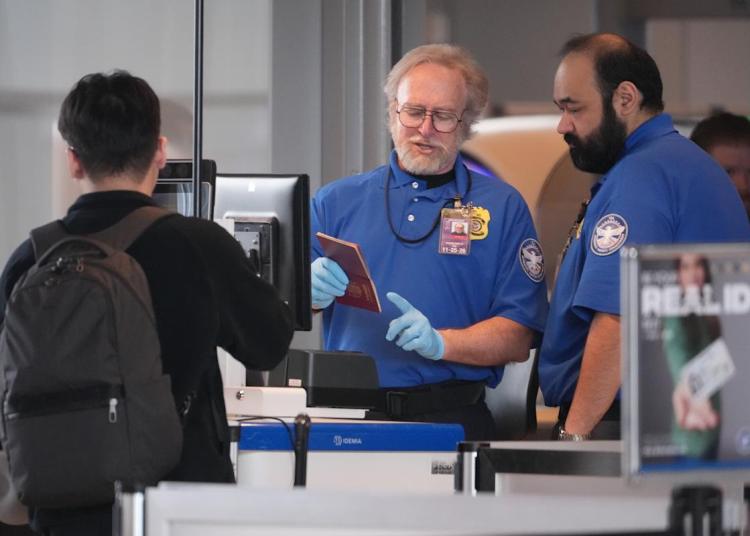 Verizon waives late charges for federal staff affected by partial DHS shutdown Verizon waives late charges for federal staff affected by partial DHS shutdown