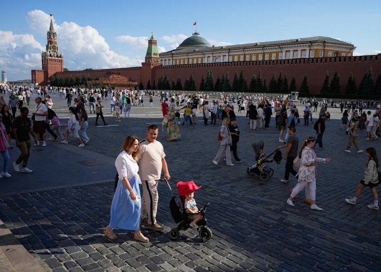 Russia faces a shrinking and growing old inhabitants and tries restrictive legal guidelines to fight it Russia faces a shrinking and growing old inhabitants and tries restrictive legal guidelines to fight it