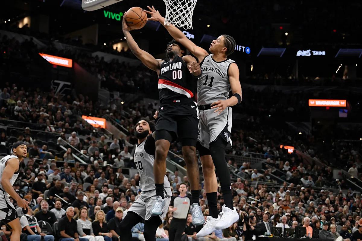 Fox scores 25 factors to steer short-handed Spurs previous Path Blazers 112-101 Fox scores 25 factors to steer short-handed Spurs previous Path Blazers 112-101