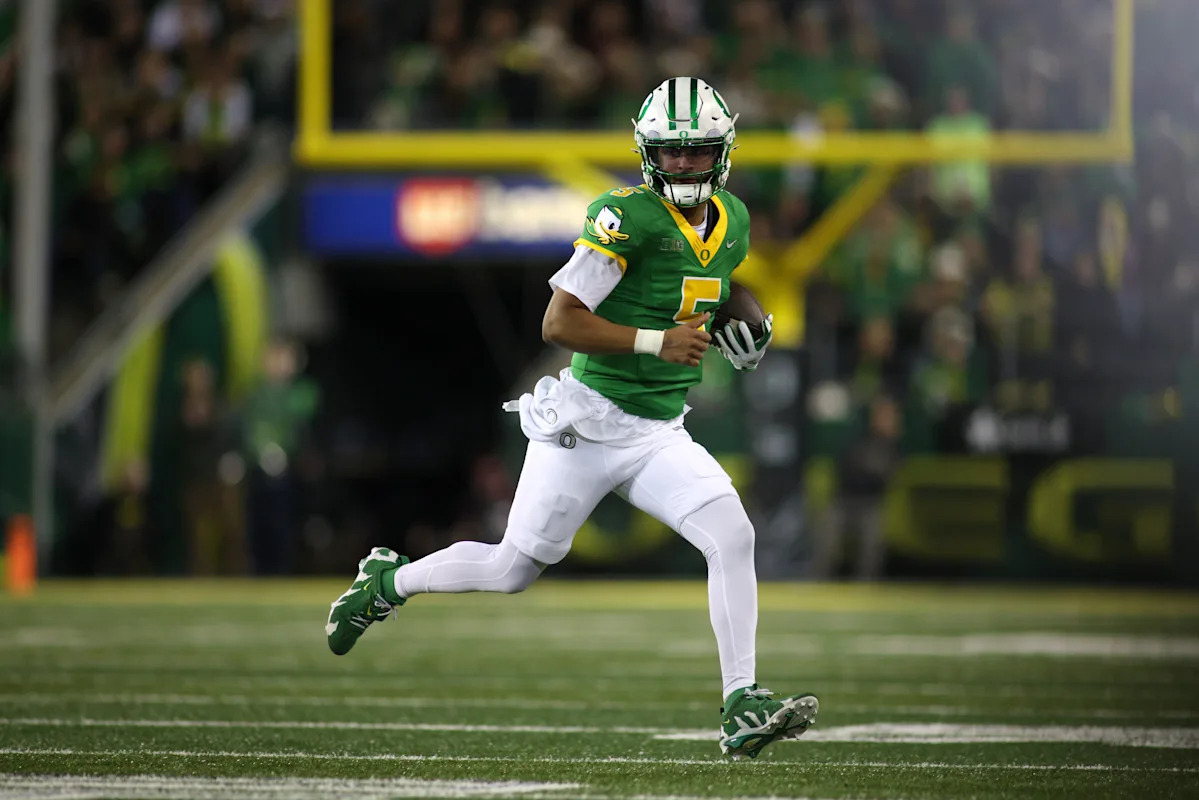 Dante Moore throws for two touchdowns and No. 7 Oregon routs Minnesota 42-13 Dante Moore throws for two touchdowns and No. 7 Oregon routs Minnesota 42-13