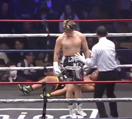 Wild! Boxer Eats 40-Straight Strikes To Ship Big One-Punch Knockout Wild! Boxer Eats 40-Straight Strikes To Ship Big One-Punch Knockout