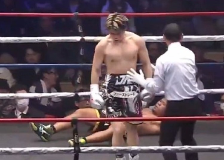 Wild! Boxer Eats 40-Straight Strikes To Ship Big One-Punch Knockout Wild! Boxer Eats 40-Straight Strikes To Ship Big One-Punch Knockout