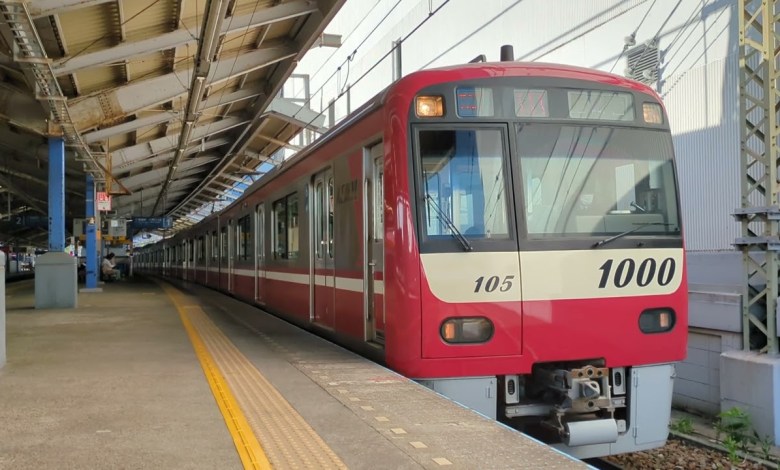 Keikyu Corporation New 1000 series “8th train” 1105 train, 8-car train, limited express, Misakiguchi bound, Keikyu Kurihama Line, Keikyu Kurihama Station Keikyu Corporation New 1000 series “8th train” 1105 train, 8-car train, limited express, Misakiguchi bound, Keikyu Kurihama Line, Keikyu Kurihama Station