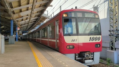 Keikyu Corporation New 1000 series “8th train” 1105 train, 8-car train, limited express, Misakiguchi bound, Keikyu Kurihama Line, Keikyu Kurihama Station Keikyu Corporation New 1000 series “8th train” 1105 train, 8-car train, limited express, Misakiguchi bound, Keikyu Kurihama Line, Keikyu Kurihama Station