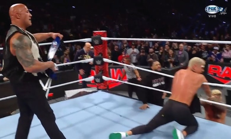 The Rock y Roman Reigns destruyen a Cody Rhodes – WWE The Rock y Roman Reigns destruyen a Cody Rhodes – WWE