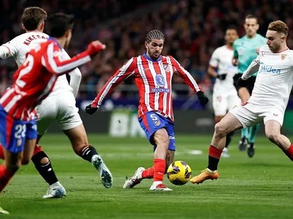 اتليتكو مدريد يخطف فوزا ثمينا من اشبيلية في الوقت القاتل اتليتكو مدريد يخطف فوزا ثمينا من اشبيلية في الوقت القاتل