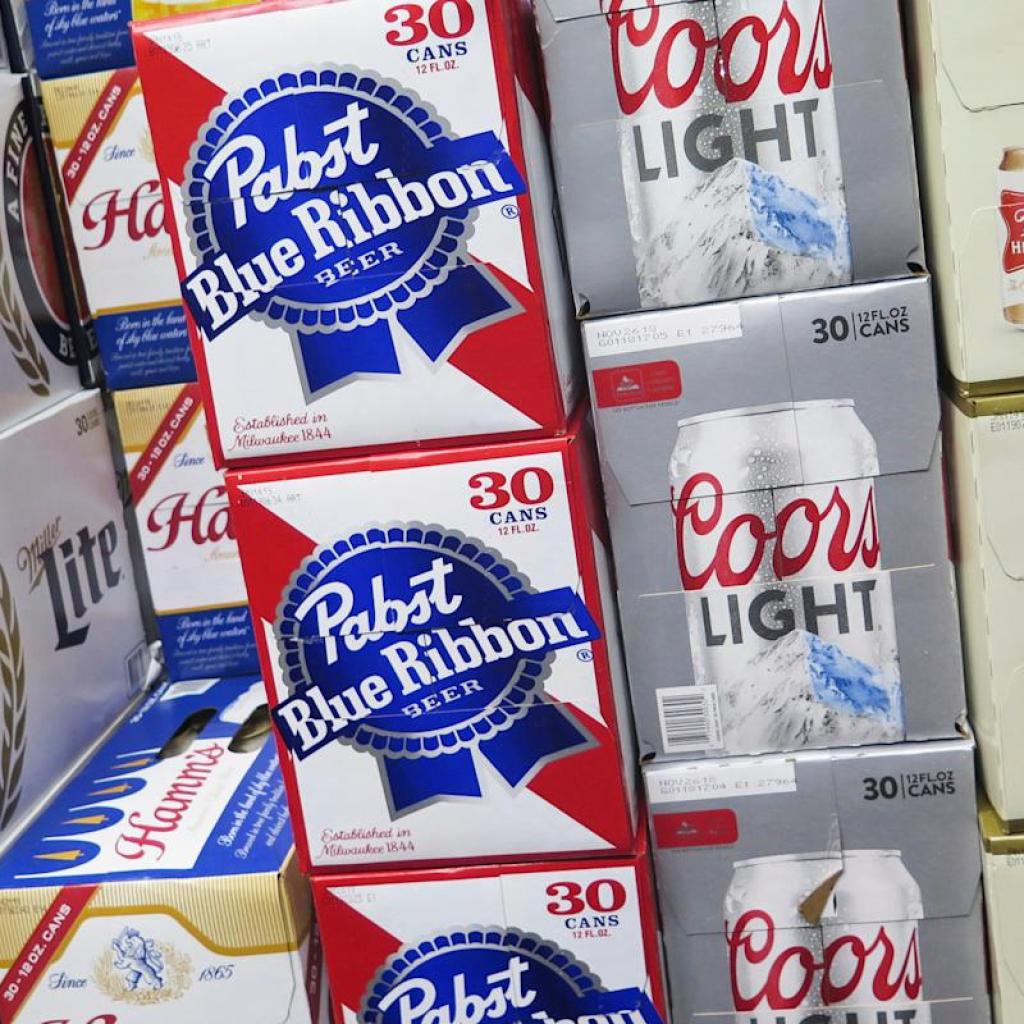 Amerikaner trinken nicht mehr. Alkoholgiganten bemühen sich um die Auswirkungen. Amerikaner trinken nicht mehr. Alkoholgiganten bemühen sich um die Auswirkungen.