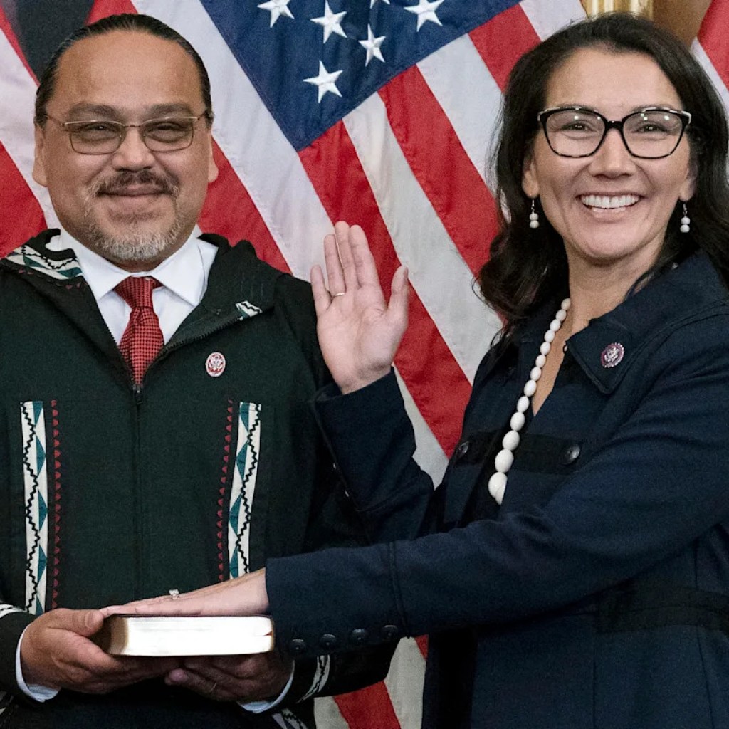 Schweres Flugzeug, Luftwiderstand vom Geweih, trug zum Absturz bei, bei dem Ex-Rep Mary Peltolas Ehemann getötet wurde Schweres Flugzeug, Luftwiderstand vom Geweih, trug zum Absturz bei, bei dem Ex-Rep Mary Peltolas Ehemann getötet wurde