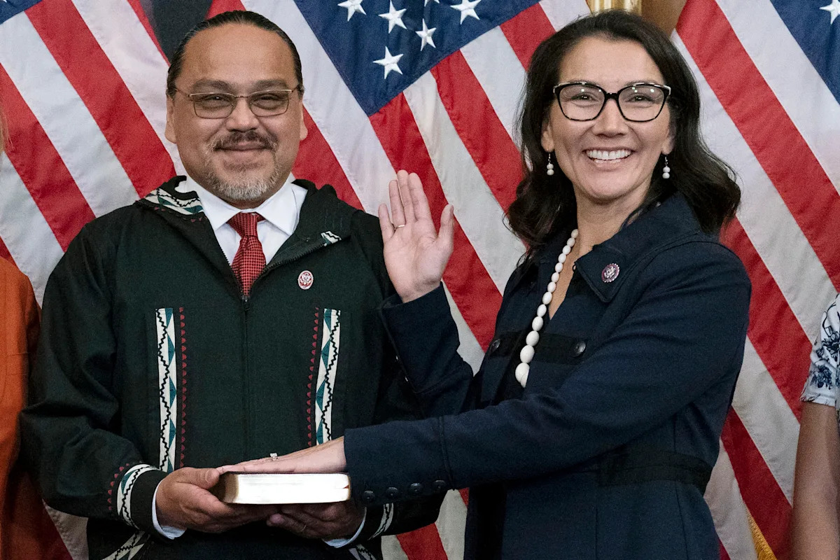 Schweres Flugzeug, Luftwiderstand vom Geweih, trug zum Absturz bei, bei dem Ex-Rep Mary Peltolas Ehemann getötet wurde Schweres Flugzeug, Luftwiderstand vom Geweih, trug zum Absturz bei, bei dem Ex-Rep Mary Peltolas Ehemann getötet wurde