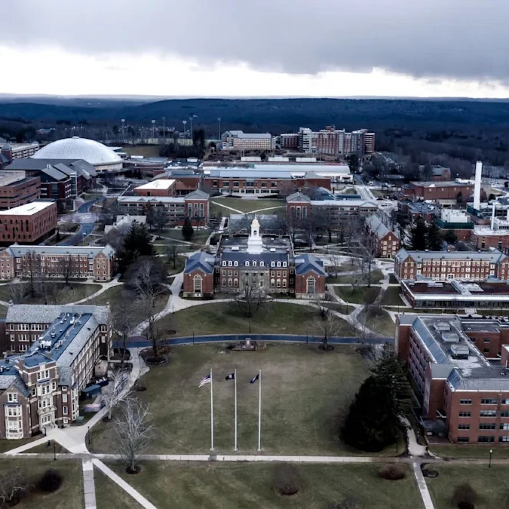 Behörden geben Warnung heraus, da sich die Krankheit schnell auf dem College-Campus ausbreitet: „Ein erhebliches Problem“ Behörden geben Warnung heraus, da sich die Krankheit schnell auf dem College-Campus ausbreitet: „Ein erhebliches Problem“