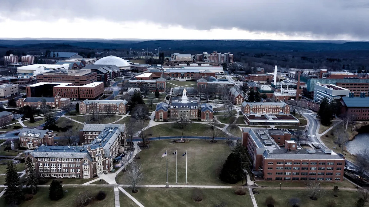 Behörden geben Warnung heraus, da sich die Krankheit schnell auf dem College-Campus ausbreitet: „Ein erhebliches Problem“ Behörden geben Warnung heraus, da sich die Krankheit schnell auf dem College-Campus ausbreitet: „Ein erhebliches Problem“