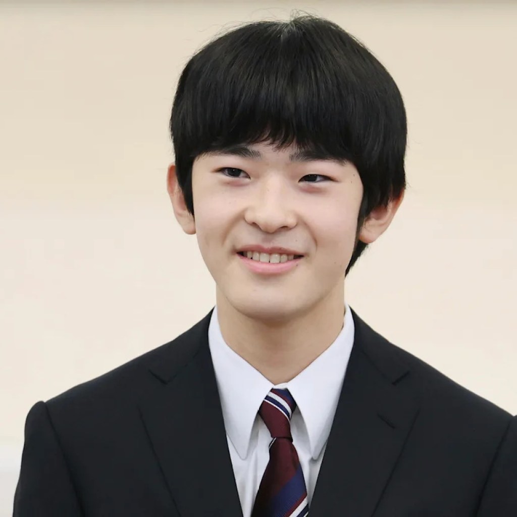 Der japanische Prinz Hisahito ist der erste männliche königliche, der seit 40 Jahren das Erwachsenenalter erreicht. Er kann der letzte sein Der japanische Prinz Hisahito ist der erste männliche königliche, der seit 40 Jahren das Erwachsenenalter erreicht. Er kann der letzte sein