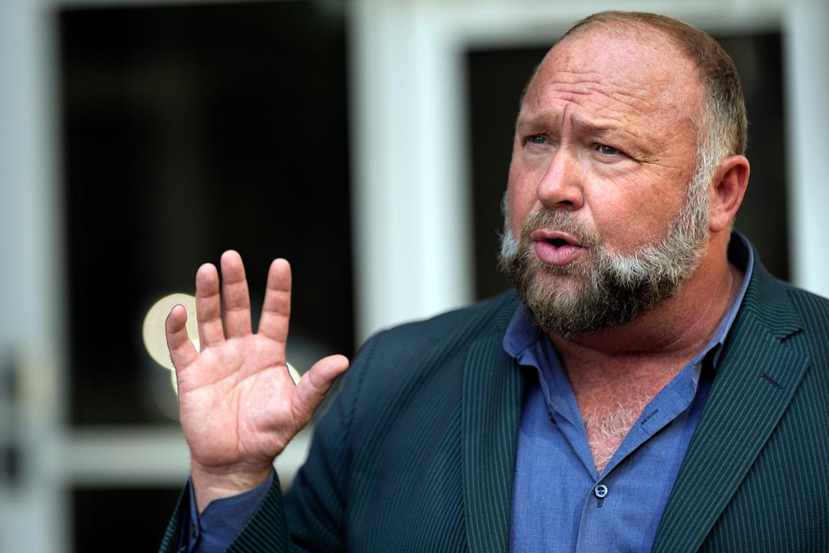 Alex Jones beschuldigt, versucht zu haben, Vermögenswerte zu schützen Alex Jones beschuldigt, versucht zu haben, Vermögenswerte zu schützen