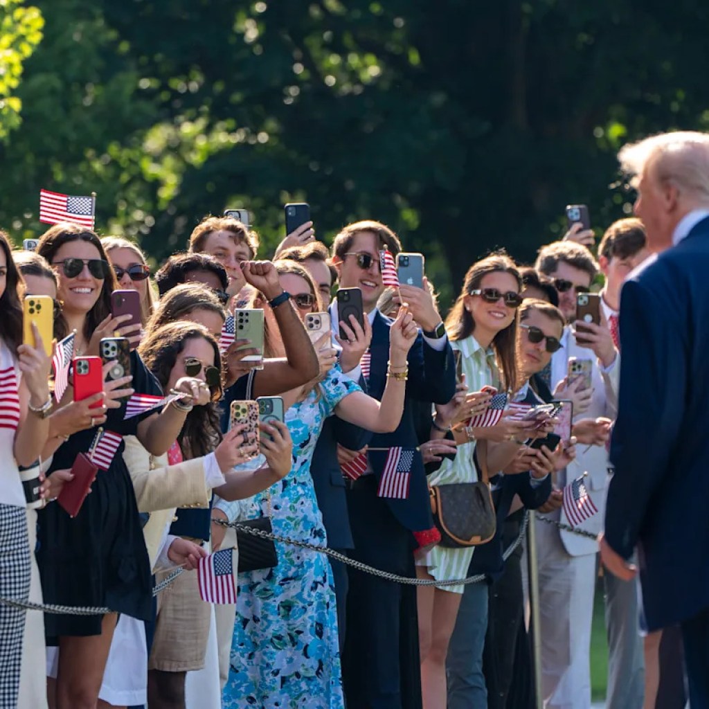 Es ist ein Jahr der schnellen Veränderung, außer wenn es um Trumps Zulassungszahlen geht, findet AP-NORC-Umfragen fest Es ist ein Jahr der schnellen Veränderung, außer wenn es um Trumps Zulassungszahlen geht, findet AP-NORC-Umfragen fest