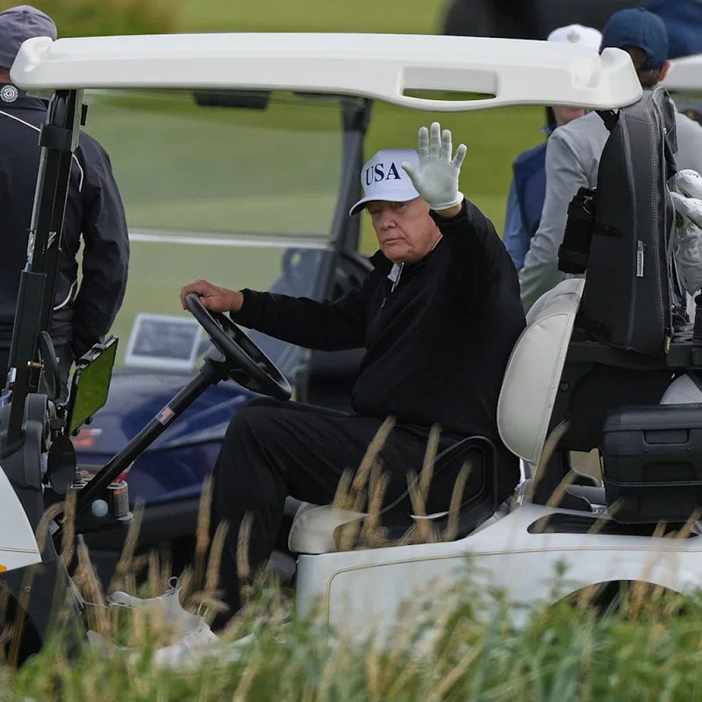 Trump spielt Golf in Schottland, während Demonstranten auf die Straße gehen und seinen Besuch entschlüsseln Trump spielt Golf in Schottland, während Demonstranten auf die Straße gehen und seinen Besuch entschlüsseln
