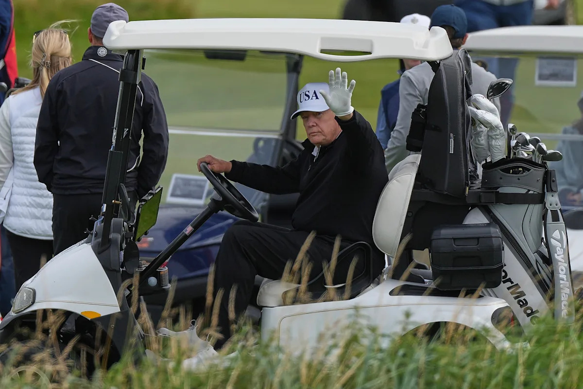 Trump spielt Golf in Schottland, während Demonstranten auf die Straße gehen und seinen Besuch entschlüsseln Trump spielt Golf in Schottland, während Demonstranten auf die Straße gehen und seinen Besuch entschlüsseln
