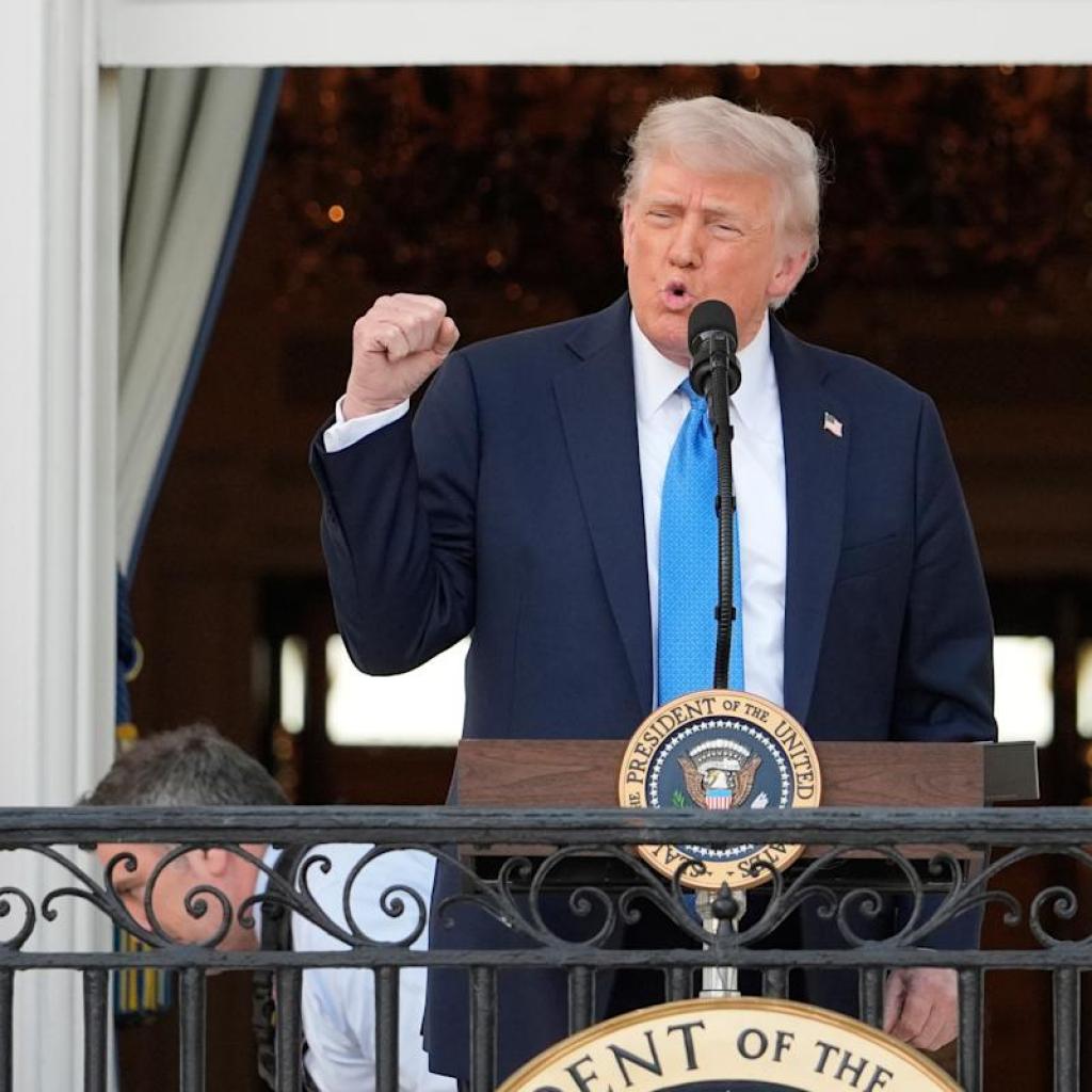 Trump kündigt das Reiseverbot und die Beschränkungen in 19 Ländern an, die am Montag in Kraft treten sollen Trump kündigt das Reiseverbot und die Beschränkungen in 19 Ländern an, die am Montag in Kraft treten sollen