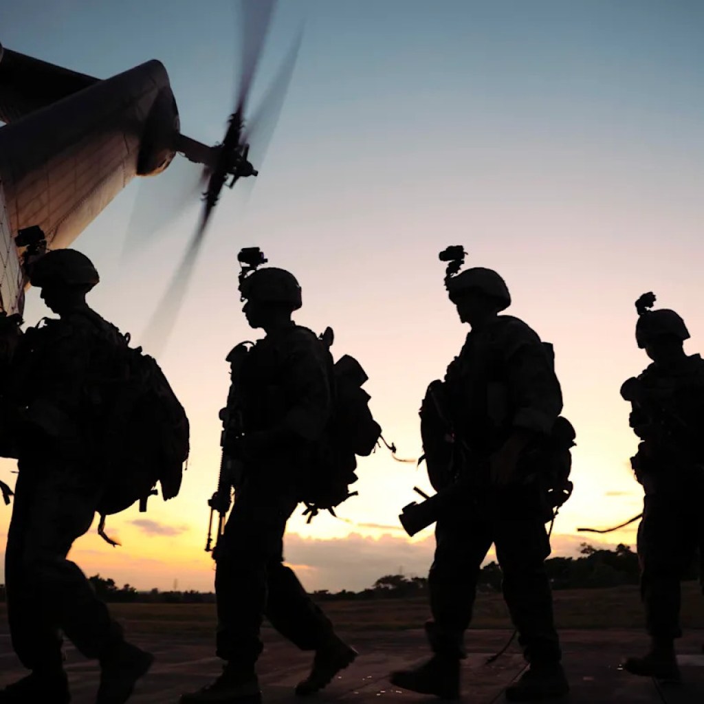 Marine Billboard in Memphis, die mit offensiver „Alligator“ -Banner unternommen wurde Marine Billboard in Memphis, die mit offensiver „Alligator“ -Banner unternommen wurde