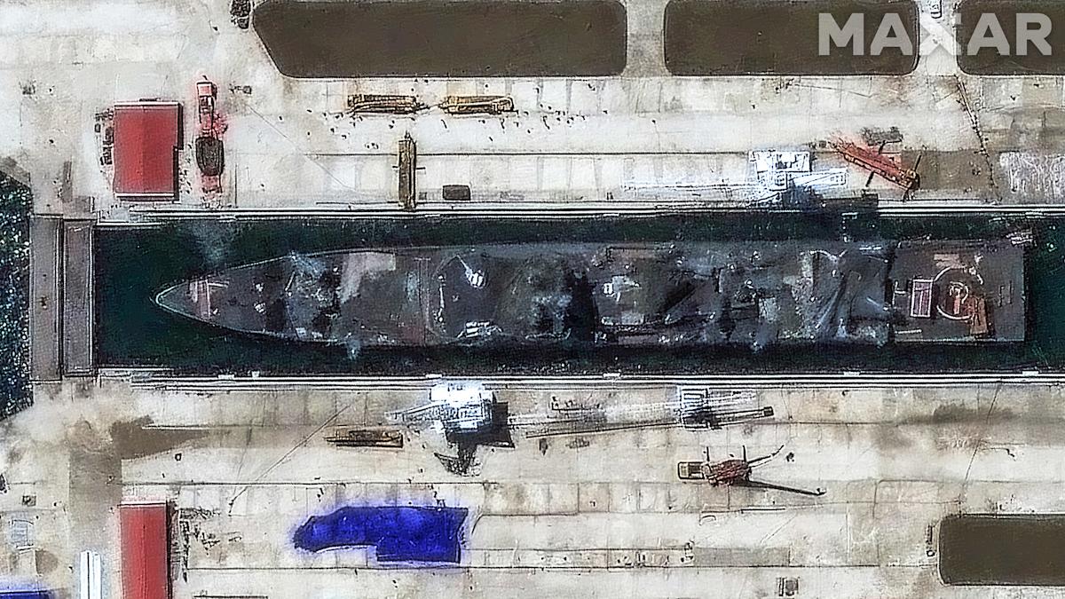 La fragata de Corea del Norte que aparece parcialmente hundida en un muelle seco con superestructura destrozada La fragata de Corea del Norte que aparece parcialmente hundida en un muelle seco con superestructura destrozada