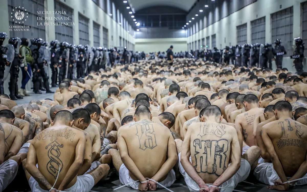 El Salvador -Präsident droht inhaftierte Gangster zur Pariser Modewoche El Salvador -Präsident droht inhaftierte Gangster zur Pariser Modewoche