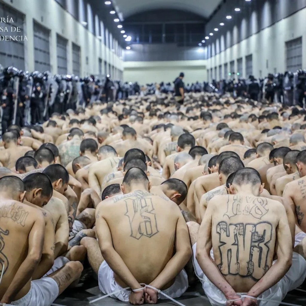 El Salvador -Präsident droht inhaftierte Gangster zur Pariser Modewoche El Salvador -Präsident droht inhaftierte Gangster zur Pariser Modewoche