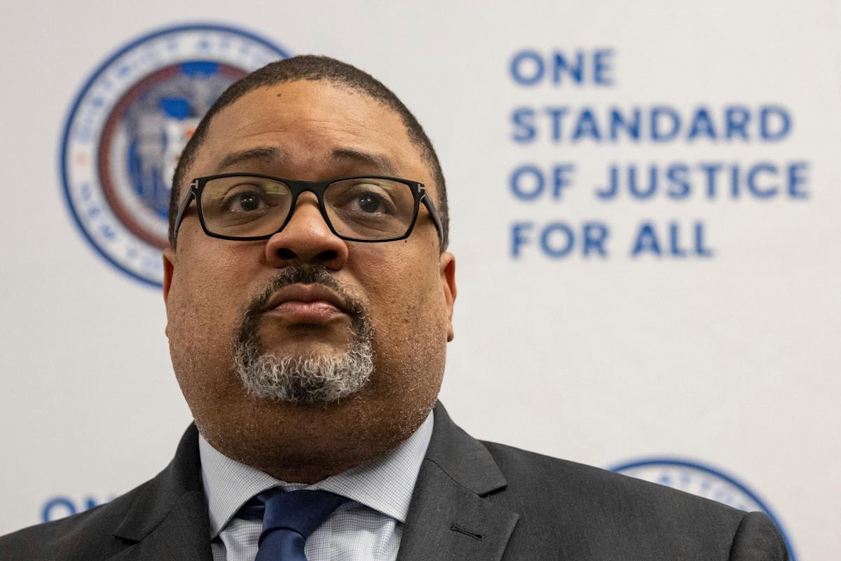 Alvin Bragg, fiscal de Manhattan que se enfrentó a Trump, gana las primarias demócratas en el segundo mandato Alvin Bragg, fiscal de Manhattan que se enfrentó a Trump, gana las primarias demócratas en el segundo mandato