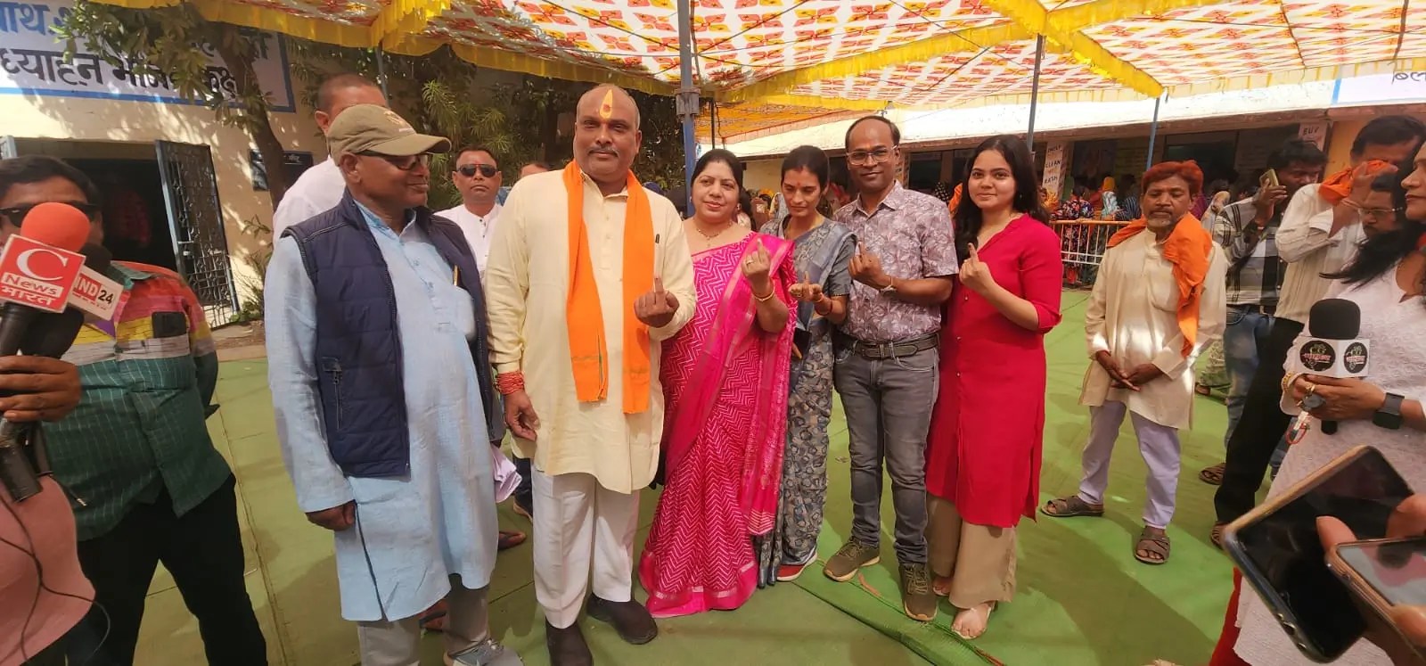 दुर्ग ग्रामीण विधायक ललित चंद्राकर ने कोलिहापुरी मतदान केन्द्र में सह परिवार किया मतदान दुर्ग ग्रामीण विधायक ललित चंद्राकर ने कोलिहापुरी मतदान केन्द्र में सह परिवार किया मतदान