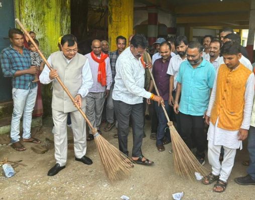 मंत्री श्री देवांगन ने गांधी जयंती पर झाड़ू लगाकर दिया स्वच्छता का संदेश मंत्री श्री देवांगन ने गांधी जयंती पर झाड़ू लगाकर दिया स्वच्छता का संदेश