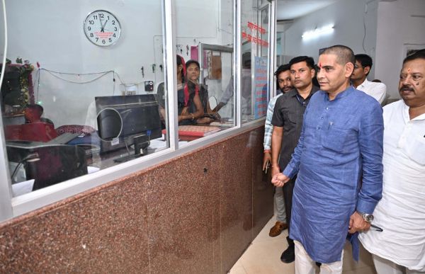 राजस्व मंत्री श्री वर्मा ने तिल्दा-नेवरा सामुदायिक स्वास्थ्य केंद्र का आकस्मिक निरीक्षण किया राजस्व मंत्री श्री वर्मा ने तिल्दा-नेवरा सामुदायिक स्वास्थ्य केंद्र का आकस्मिक निरीक्षण किया