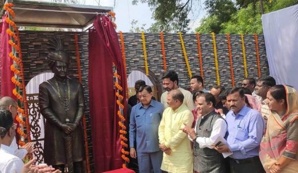 उद्योग मंत्री ने खैरागढ़ में छत्तीसगढ़ महतारी और स्व. देवव्रत सिंह की प्रतिमा का किया अनावरण उद्योग मंत्री ने खैरागढ़ में छत्तीसगढ़ महतारी और स्व. देवव्रत सिंह की प्रतिमा का किया अनावरण