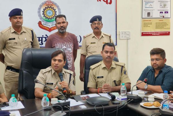 धान खरीदी में फर्जीवाड़ा करने वाला केन्द्र प्रभारी रामदास बंजारे गिरफ्तार, शासन को 91 लाख रूपए से अधिक का आर्थिक क्षति पहुंचाने का मामला धान खरीदी में फर्जीवाड़ा करने वाला केन्द्र प्रभारी रामदास बंजारे गिरफ्तार, शासन को 91 लाख रूपए से अधिक का आर्थिक क्षति पहुंचाने का मामला