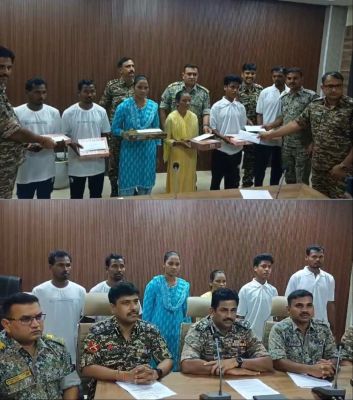 24 लाख के इनामी नक्सली दंपत्ति समेत 6 नक्सलियों ने किया सरेंडर, सरकार की पुनर्वास नीति से प्रभावित होकर मुख्यधारा में जुड़ रहे माओवादी 24 लाख के इनामी नक्सली दंपत्ति समेत 6 नक्सलियों ने किया सरेंडर, सरकार की पुनर्वास नीति से प्रभावित होकर मुख्यधारा में जुड़ रहे माओवादी