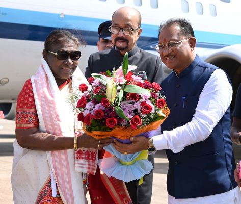 राष्ट्रपति द्रौपदी मुर्मू पहुंची रायपुर, एयरपोर्ट पर राज्यपाल डेका और मुख्यमंत्री साय ने किया स्वागत… राष्ट्रपति द्रौपदी मुर्मू पहुंची रायपुर, एयरपोर्ट पर राज्यपाल डेका और मुख्यमंत्री साय ने किया स्वागत…