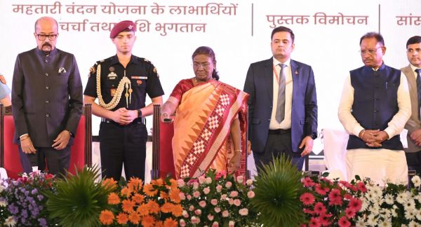 राष्ट्रपति द्रौपदी मुर्मु ने महतारी वंदन योजना की 9वीं किश्त जारी की राष्ट्रपति द्रौपदी मुर्मु ने महतारी वंदन योजना की 9वीं किश्त जारी की