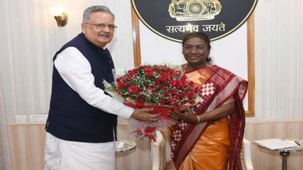 राजभवन में राष्ट्रपति द्रौपदी मुर्मू से मिलने पहुंचे विधानसभा अध्यक्ष डॉ रमन सिंह, पुष्पगुच्छ देकर किया स्वागत राजभवन में राष्ट्रपति द्रौपदी मुर्मू से मिलने पहुंचे विधानसभा अध्यक्ष डॉ रमन सिंह, पुष्पगुच्छ देकर किया स्वागत