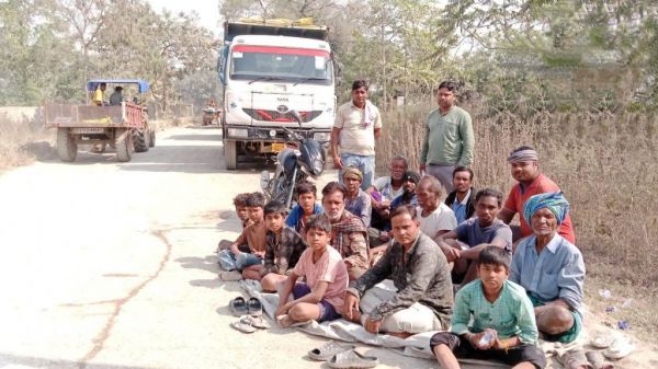 गांव में बढ़ते पर्यावरण प्रदूषण को लेकर ग्रामीणों ने किया चक्काजाम, जिला प्रशासन और खदान प्रबंधन पर लगाए गंभीर आरोप गांव में बढ़ते पर्यावरण प्रदूषण को लेकर ग्रामीणों ने किया चक्काजाम, जिला प्रशासन और खदान प्रबंधन पर लगाए गंभीर आरोप