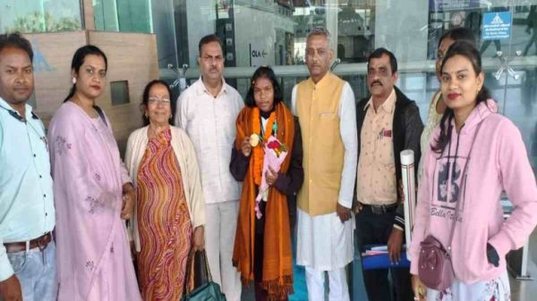 राष्ट्रीय बाल पुरस्कार लेकर लौटी हेमबती का माना एयरपोर्ट में स्वागत, सांसद बृजमोहन ने भी की उज्जवल भविष्य की कामना राष्ट्रीय बाल पुरस्कार लेकर लौटी हेमबती का माना एयरपोर्ट में स्वागत, सांसद बृजमोहन ने भी की उज्जवल भविष्य की कामना