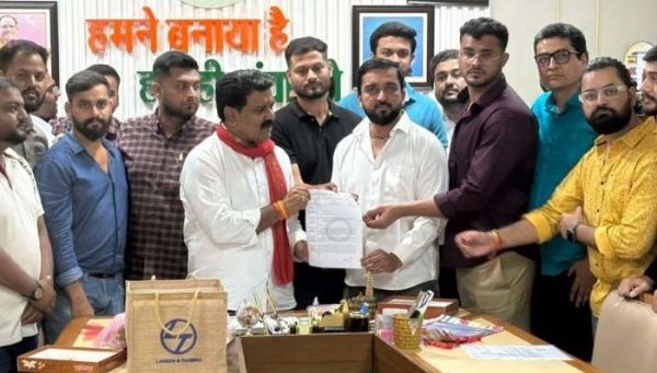 तहसील कर्मी की आत्महत्या जांच की मांग, युवा विप्र संगठन ने गृहमंत्री विजय शर्मा को सौंपा ज्ञापन तहसील कर्मी की आत्महत्या जांच की मांग, युवा विप्र संगठन ने गृहमंत्री विजय शर्मा को सौंपा ज्ञापन