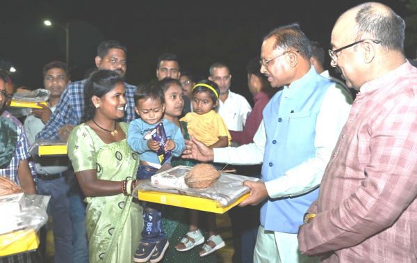 मुख्यमंत्री ने नवा रायपुर में सफाई कर्मियों के साथ बांटी दीवाली की खुशियां, सफाई कर्मियों को मिठाई और उपहार दिए मुख्यमंत्री ने नवा रायपुर में सफाई कर्मियों के साथ बांटी दीवाली की खुशियां, सफाई कर्मियों को मिठाई और उपहार दिए