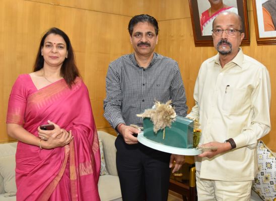 राज्यपाल रमेन डेका से छत्तीसगढ़ विधान सभा के ओ.एस.डी श्री सिसौदिया ने सौजन्य भेंट की राज्यपाल रमेन डेका से छत्तीसगढ़ विधान सभा के ओ.एस.डी श्री सिसौदिया ने सौजन्य भेंट की