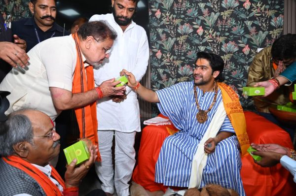 बागेश्वर धाम पीठाधीश्वर पंडित धीरेंद्र शास्त्री से मिले रायपुर दक्षिण के भाजपा प्रत्याशी सुनील सोनी, आगामी उपचुनाव के लिए मिला विजय श्री का आशीर्वाद बागेश्वर धाम पीठाधीश्वर पंडित धीरेंद्र शास्त्री से मिले रायपुर दक्षिण के भाजपा प्रत्याशी सुनील सोनी, आगामी उपचुनाव के लिए मिला विजय श्री का आशीर्वाद