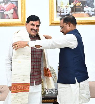 मुख्यमंत्री विष्णु देव साय ने मध्यप्रदेश के मुख्यमंत्री डॉ. मोहन यादव का अपने निवास में आत्मीय स्वागत किया मुख्यमंत्री विष्णु देव साय ने मध्यप्रदेश के मुख्यमंत्री डॉ. मोहन यादव का अपने निवास में आत्मीय स्वागत किया