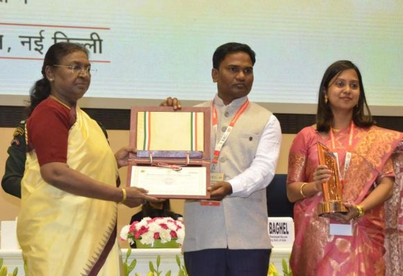 नई दिल्ली के विज्ञान भवन में हरदीभाटा ग्राम पंचायत को मिला राष्ट्रीय पंचायत पुरस्कार – 2024 नई दिल्ली के विज्ञान भवन में हरदीभाटा ग्राम पंचायत को मिला राष्ट्रीय पंचायत पुरस्कार – 2024