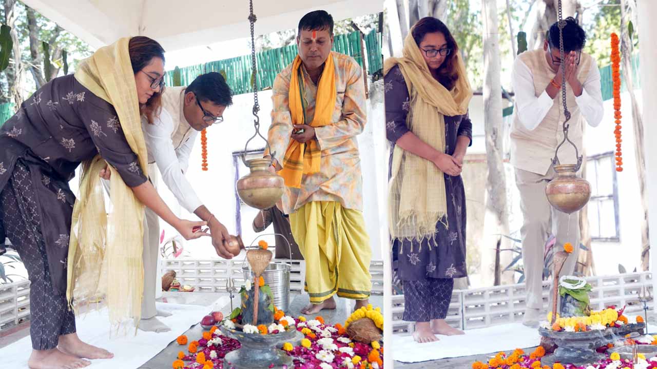 बजट से पहले पूजा: बजट प्रस्तुत करने के पूर्व वित्त मंत्री ओपी चौधरी पहुंचे श्रीराम मंदिर, घर में भी भगवान शिव की पूजा बजट से पहले पूजा: बजट प्रस्तुत करने के पूर्व वित्त मंत्री ओपी चौधरी पहुंचे श्रीराम मंदिर, घर में भी भगवान शिव की पूजा