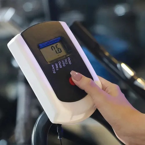 Bicicleta de spinning negra y roja Bonafit