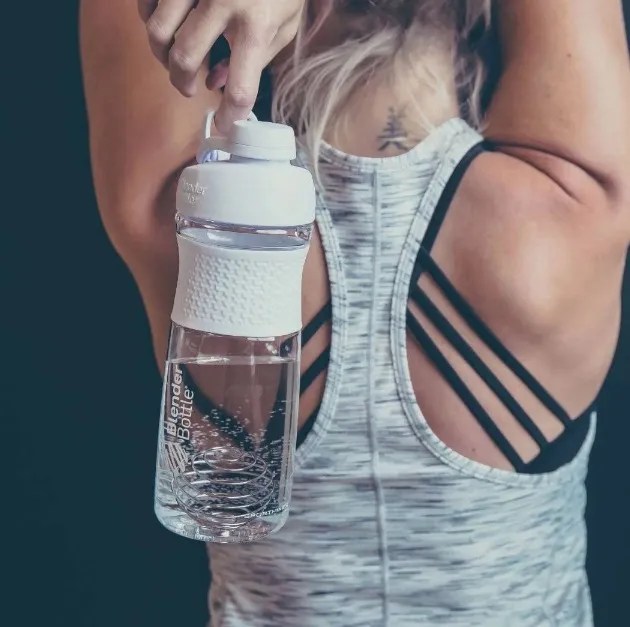 Blender Bottle Sportmixer Twist Cap Shaker, 28 oz/830 ml, color blanco