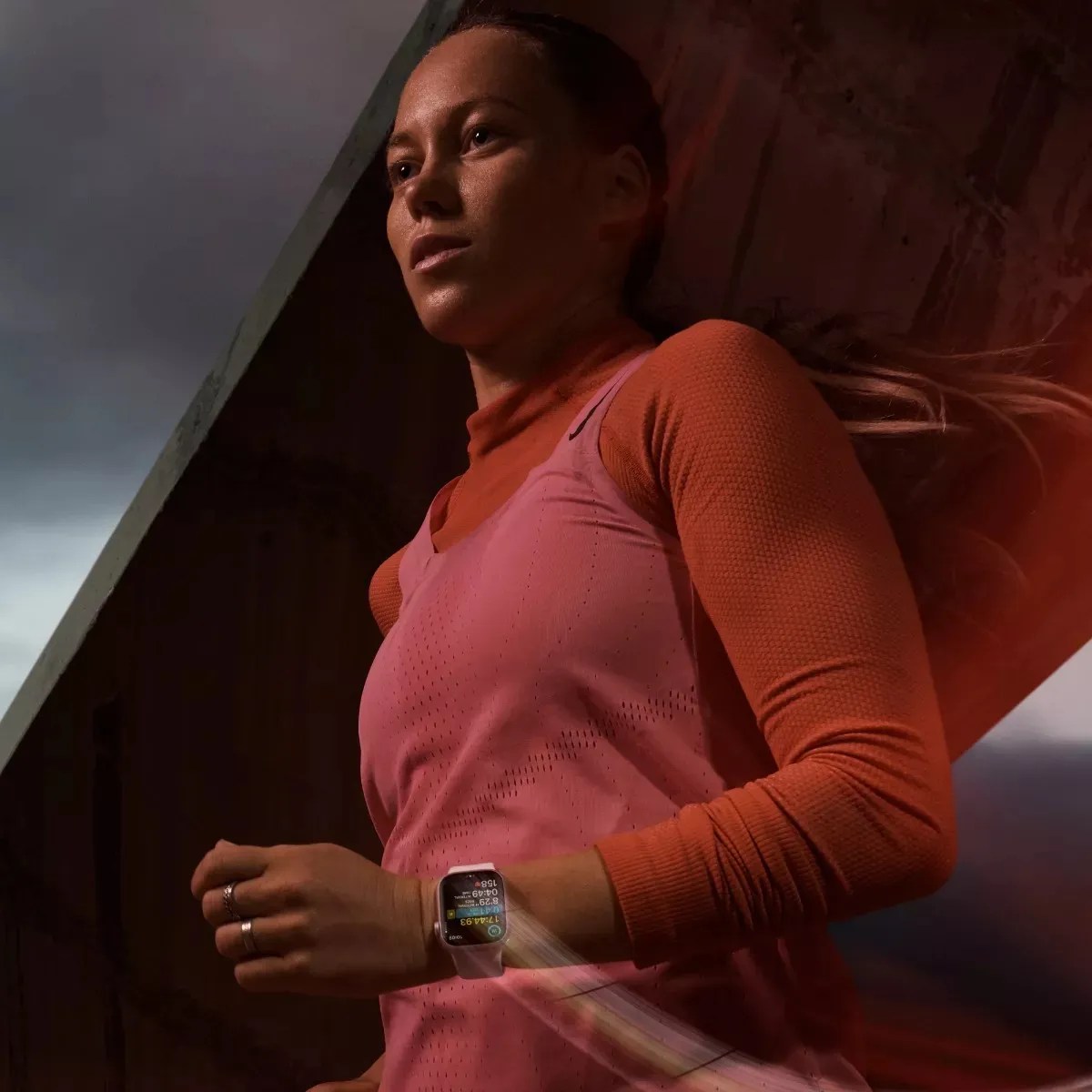 Apple Watch Series 9 GPS + Celular • Caja de aluminio rosa de 45 mm • Correa deportiva rosa claro