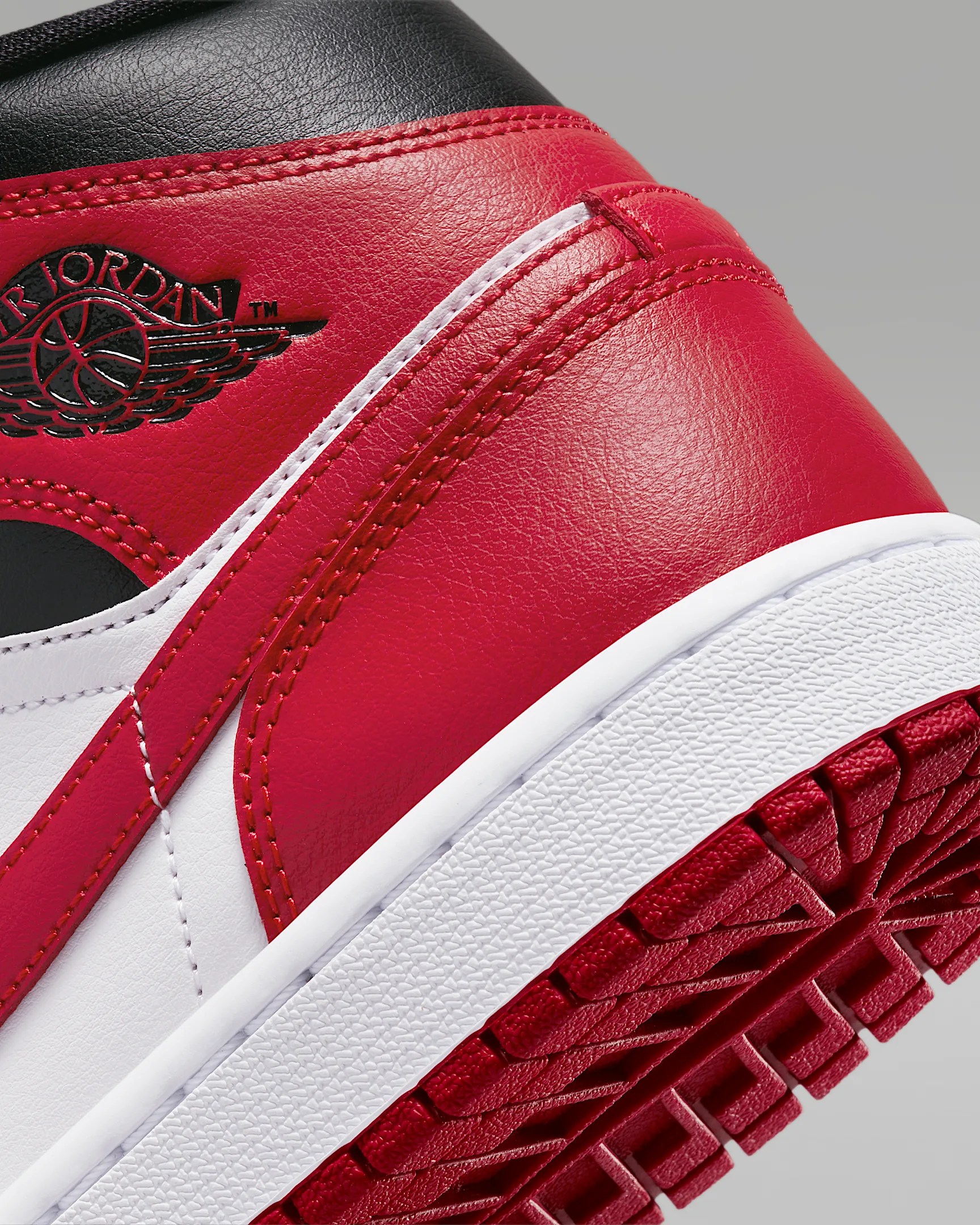 Tenis para mujer Air Jordan 1 Mid – Negro